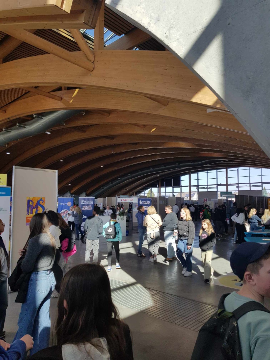 visiteurs dans le hall3 Objectif Métier